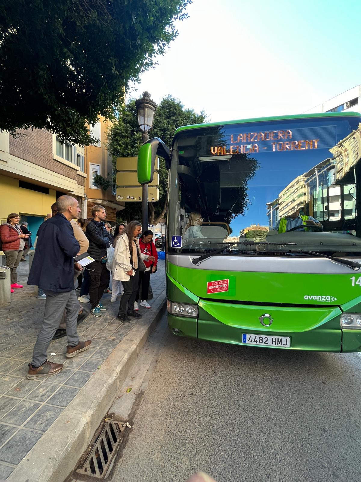 Autobús lanzadera de la CM con el trayecto Valencia Torrent recogiendo pasajeros en parada