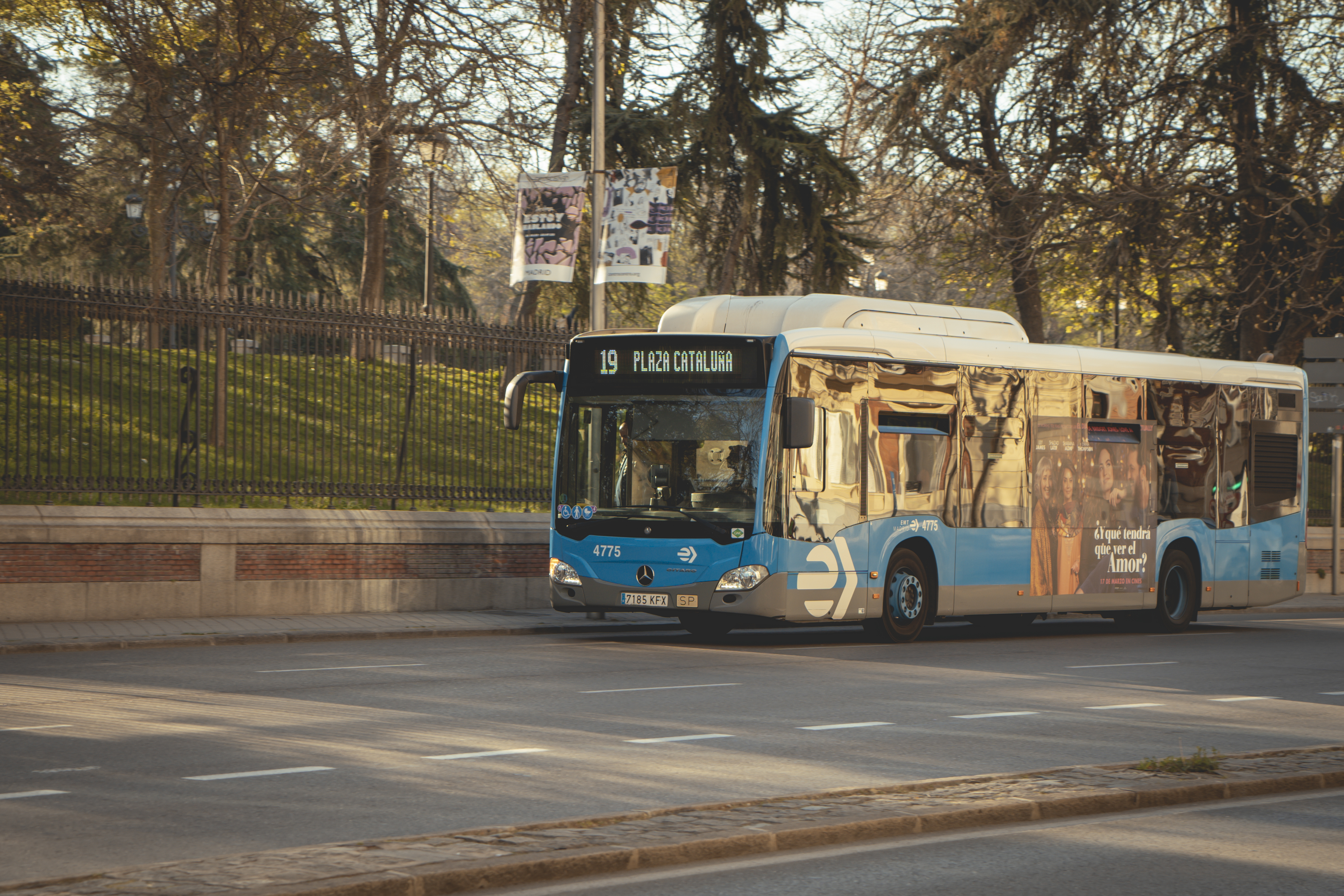 Autobús de la línea 19 de la EMT en circulación junto al Parque de El Retiro