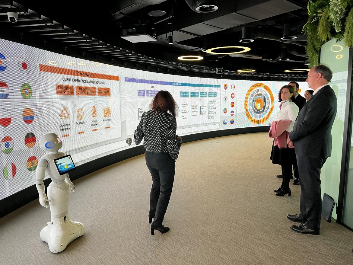 Visita del consejero López-Valverde al centro Wavespace de EY