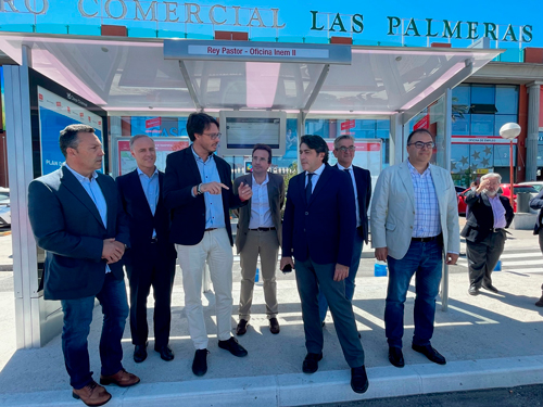 David Pérez y otras autoridades en la marquesina solar de Leganés