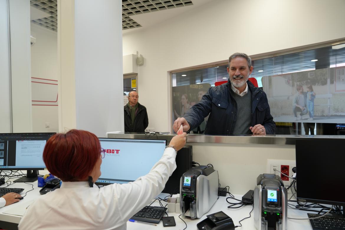 Personal de la oficina de gestión de Parla atiende al viceconsejero