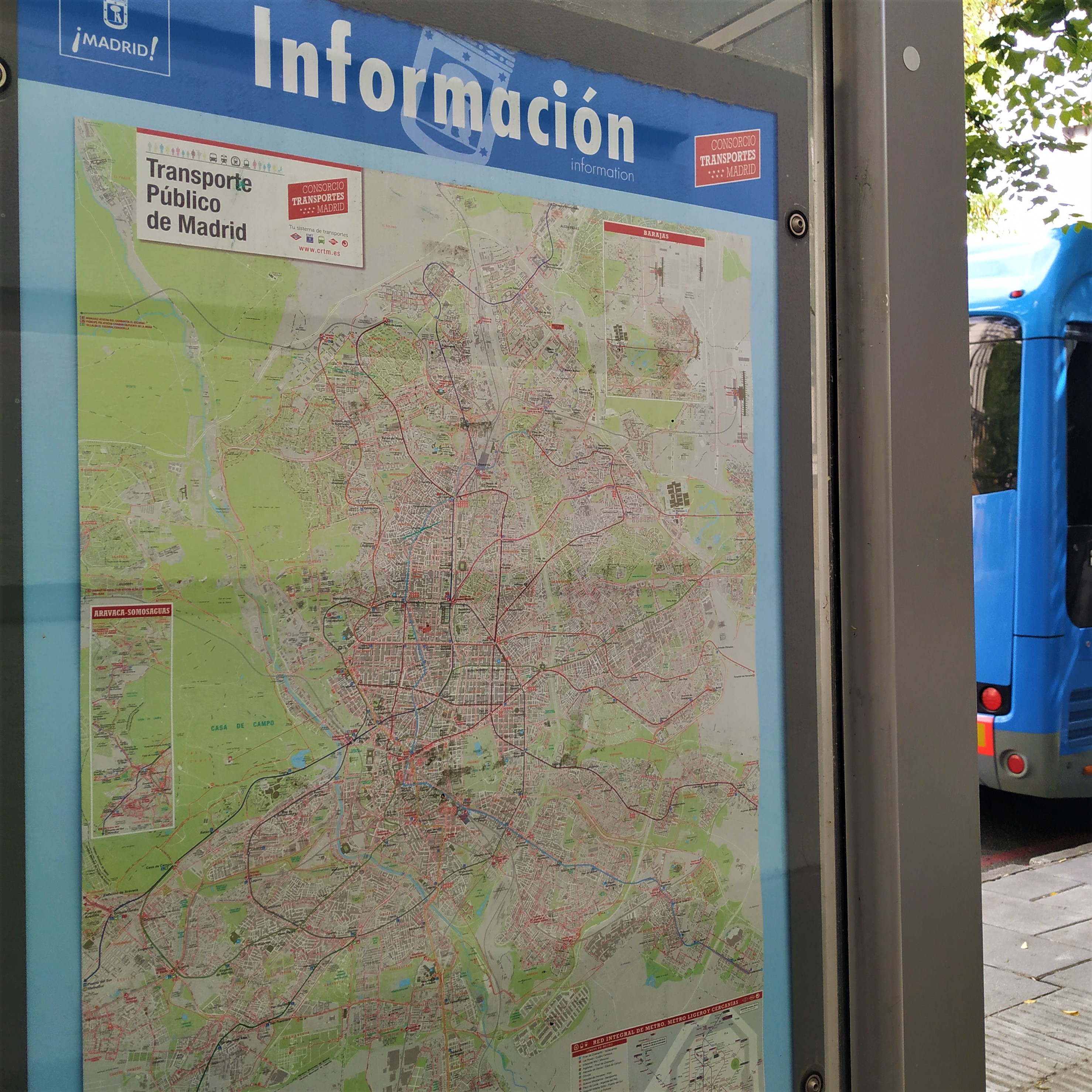 Mapa del transporte público de Madrid en una marquesina de autobús