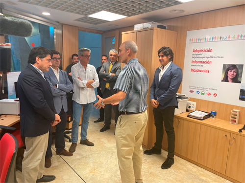 David Pérez con representantes del CRTM en la oficina de gestión del Aeropuerto