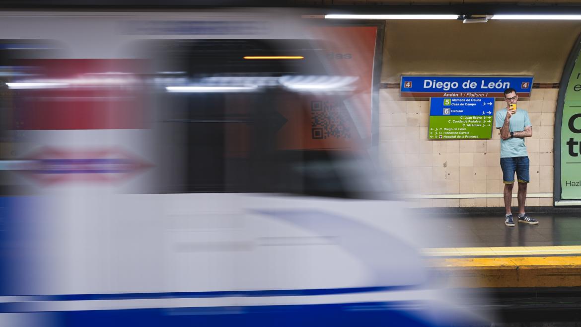 Tren de Metro accediendo a la estación de Diego de León