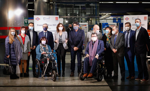 Díaz Ayuso con los asistentes al premio CERMI accesibilidad a Metro de Madrid