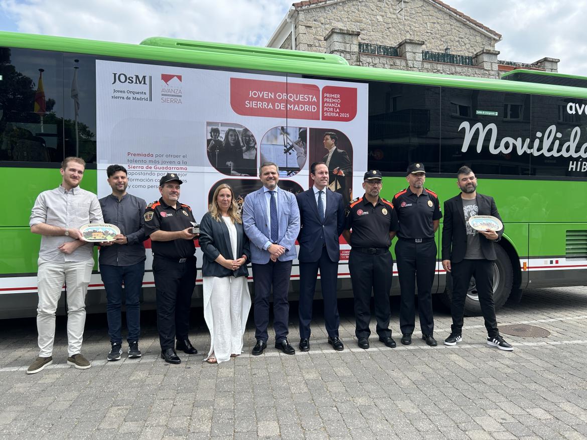 Foto de grupo por la entrega de los premios "Avanza por la Sierra" (consejero Jorge Rodrigo, premiados y organizadores)