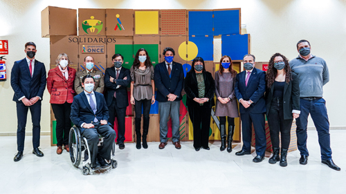 David Pérez y otros asistentes a la entrega del premio Solidario ONCE