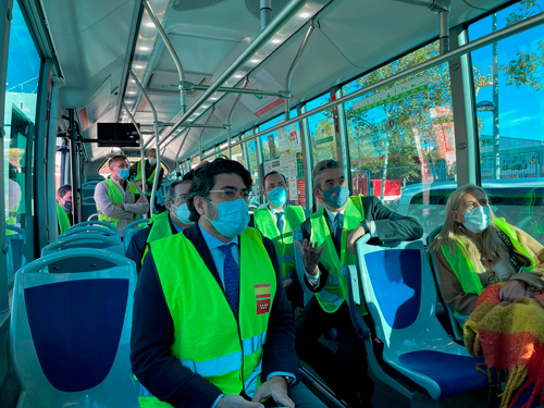 David Pérez con el gerente del CRTM, Luis Miguel Martínez Palencia, en el interior del autobús de pruebas