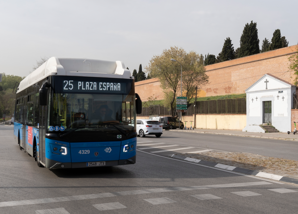 Autobús número 25 de la EMT en circulación