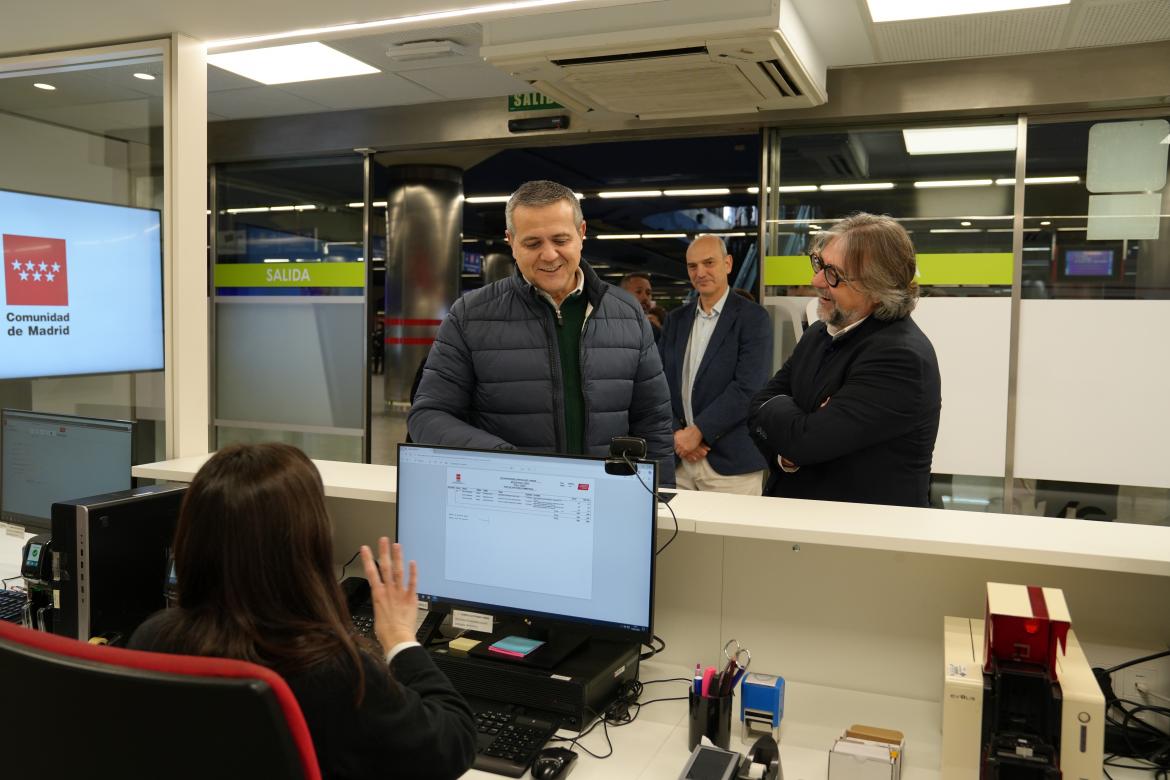 El consejero de Transportes visita la oficina de gestión de Nuevos Ministerios tras su remodelación